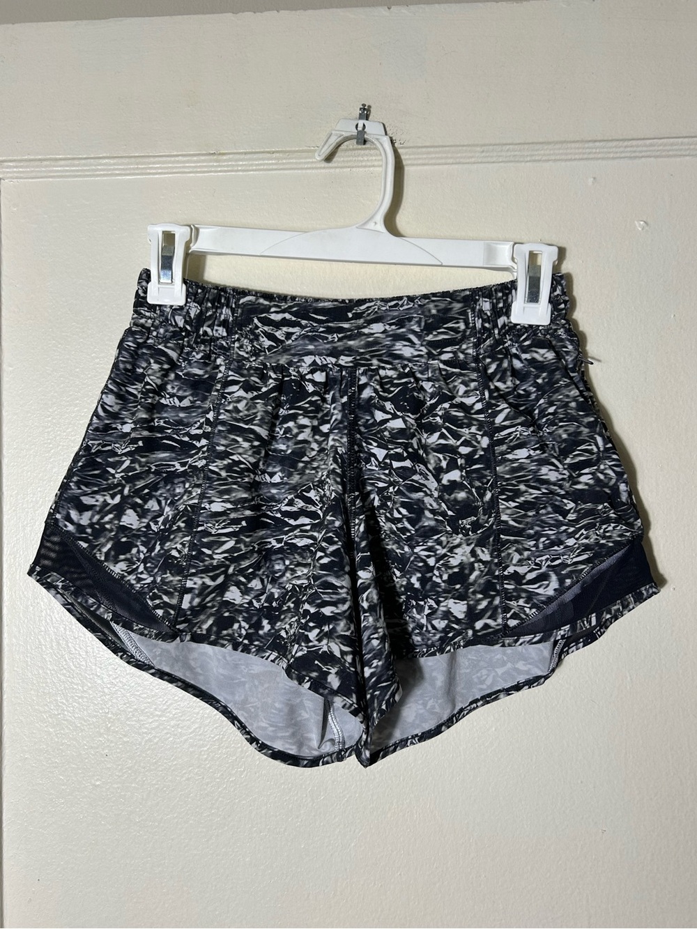 Lululemon hotty hot short 4" inseam liquid platinum alpine multi womens 4 6